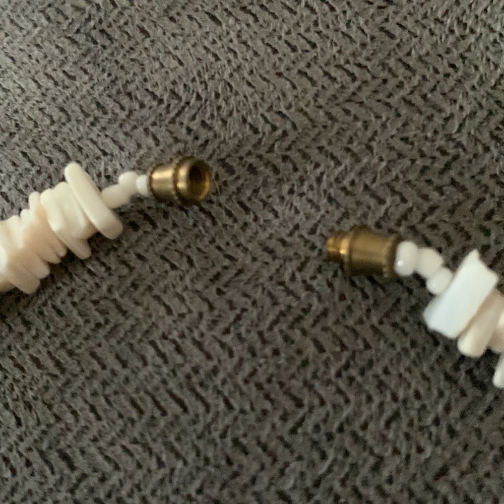 2 shell necklaces - Picture 4 of 7